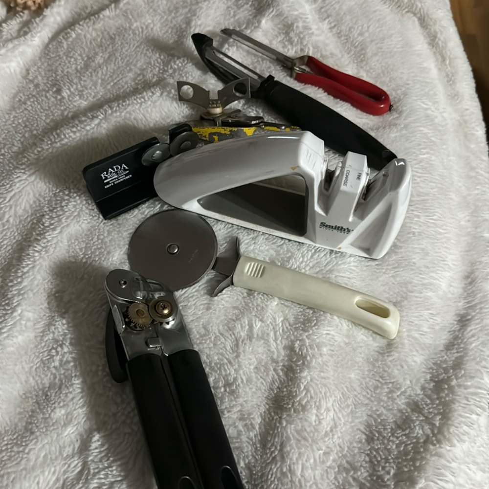Mixed Kitchen Tool Lot Rada Smith's Knife Sharpeners Can Opener Pizza Cutter 8pc